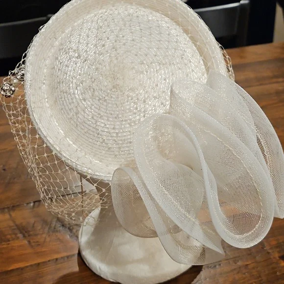 BEAUTIFUL VINTAGE CAPRICE HAT WITH BOW AND VEIL AND A STICK PIN. - Picture 3 of 10